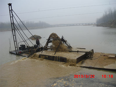 工作中的吸沙船